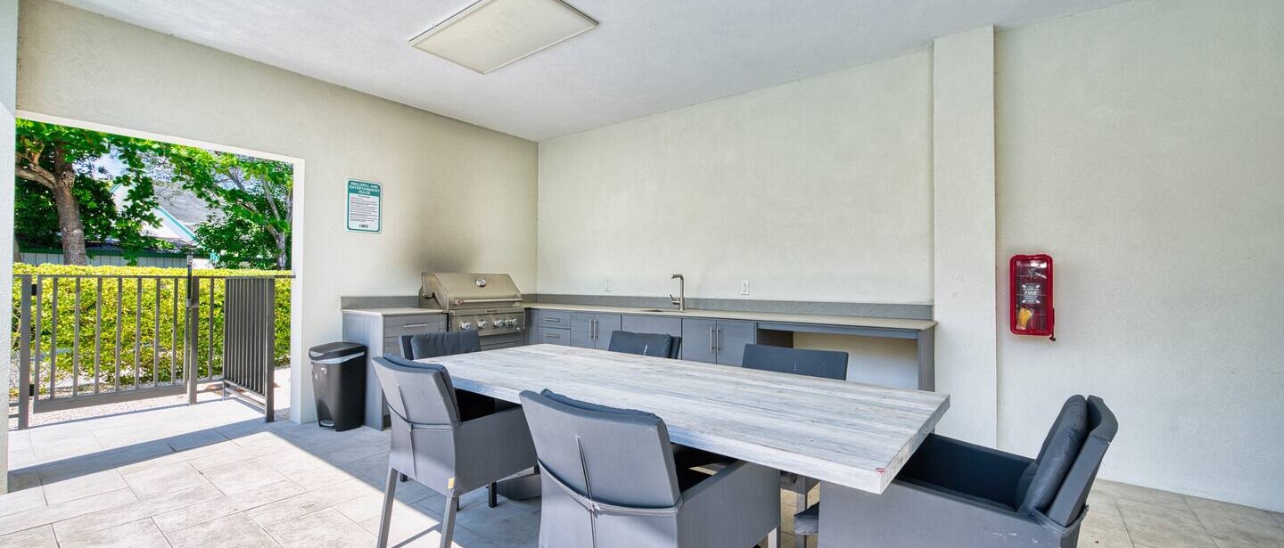 Modern 1 bedroom walking distance to the beach! — photo 17 of 22