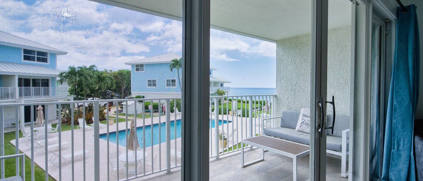 Beachfront 2BR Seven Mile | Beach, Pool & BBQ — photo 32 of 33