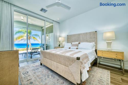 Luxury 3 Bedroom Waterfront Condo in Paradise — photo 43 of 57