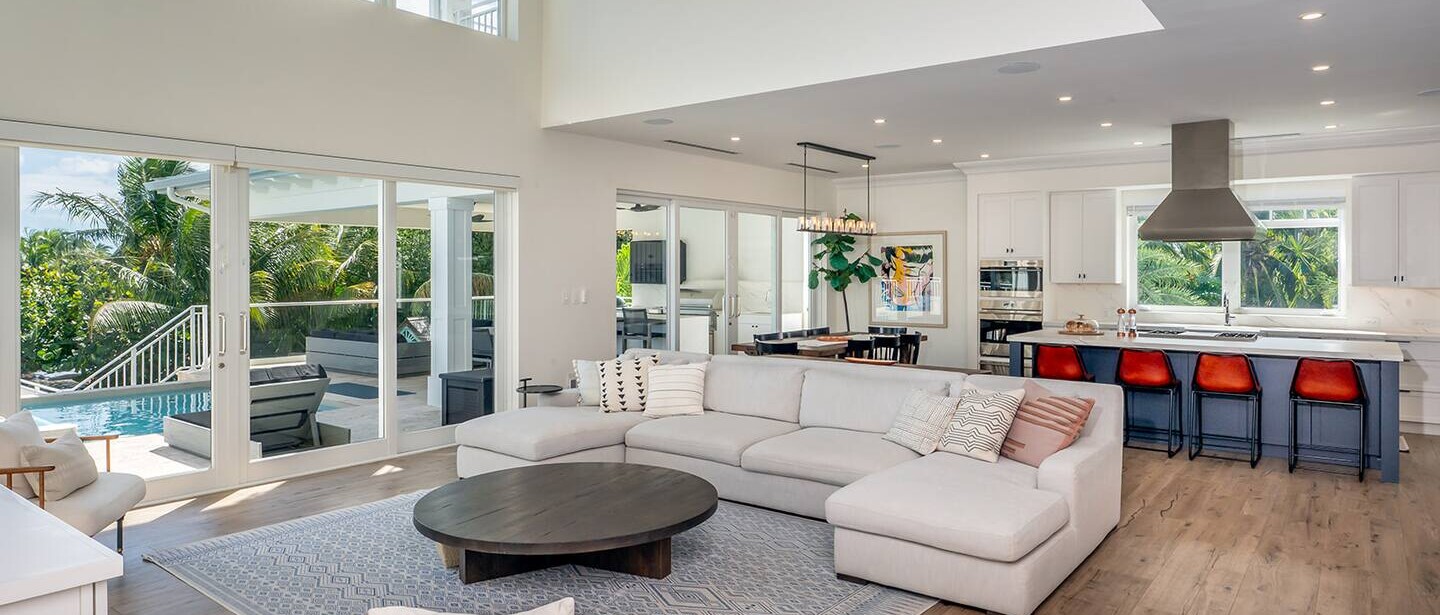 Open plan living room and kitching area, perfect for hosting.