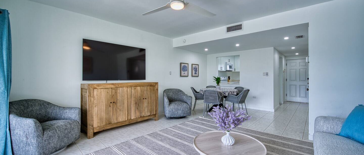 Beachfront 2BR Seven Mile | Beach, Pool & BBQ — photo 30 of 33
