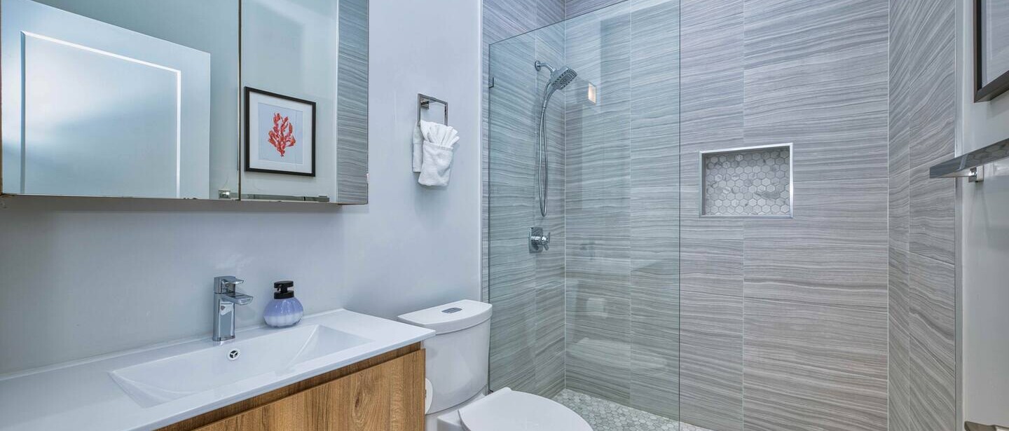 Modern 2 bedroom walking distance to the beach! — photo 13 of 32