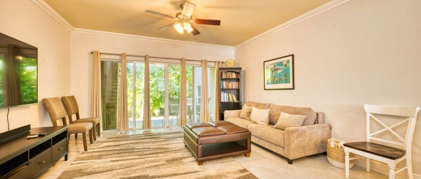 2 Bed Townhouse Quiet Complex 2m to 7Mile — photo 17 of 26