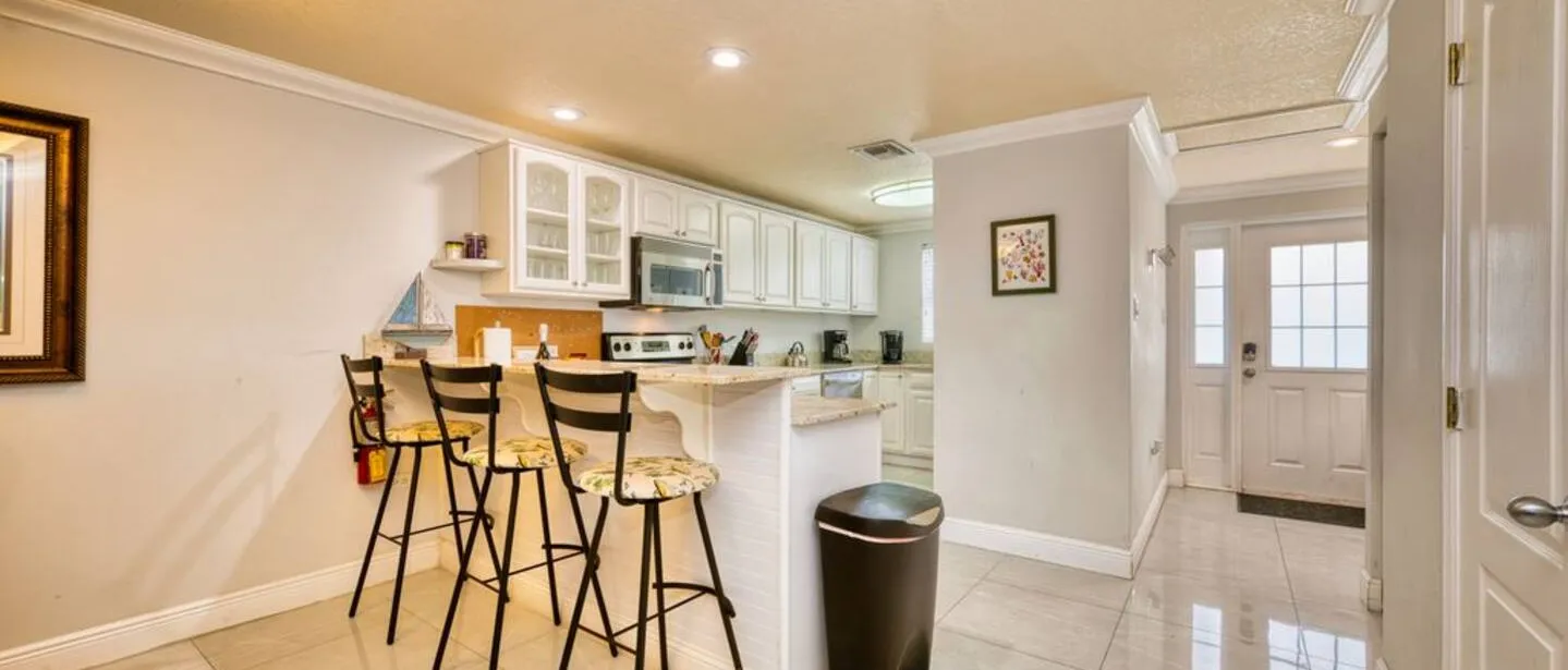 2 Bed Townhouse Quiet Complex 2m to 7Mile — photo 7 of 26