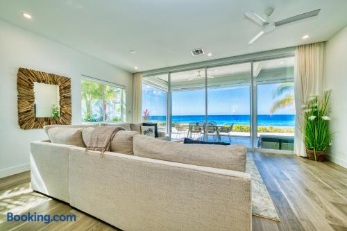 Luxury 3 Bedroom Waterfront Condo in Paradise — photo 39 of 57