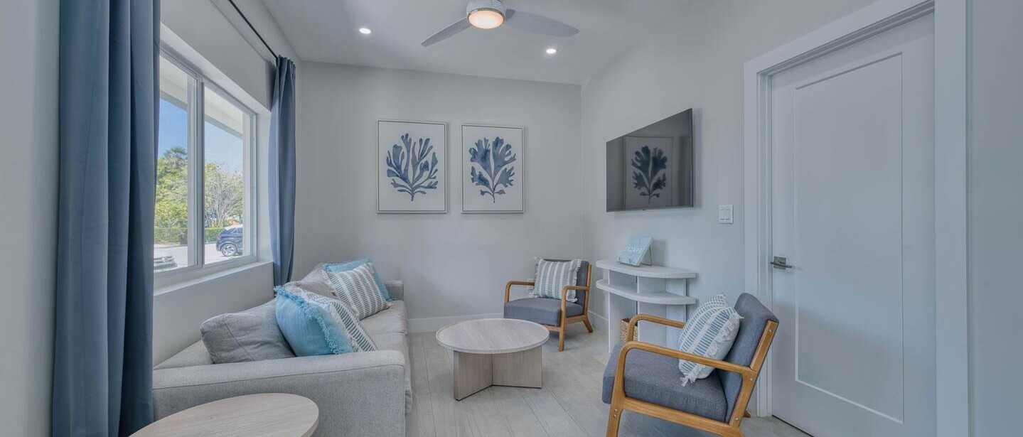 Modern 2 bedroom walking distance to the beach! — photo 18 of 32