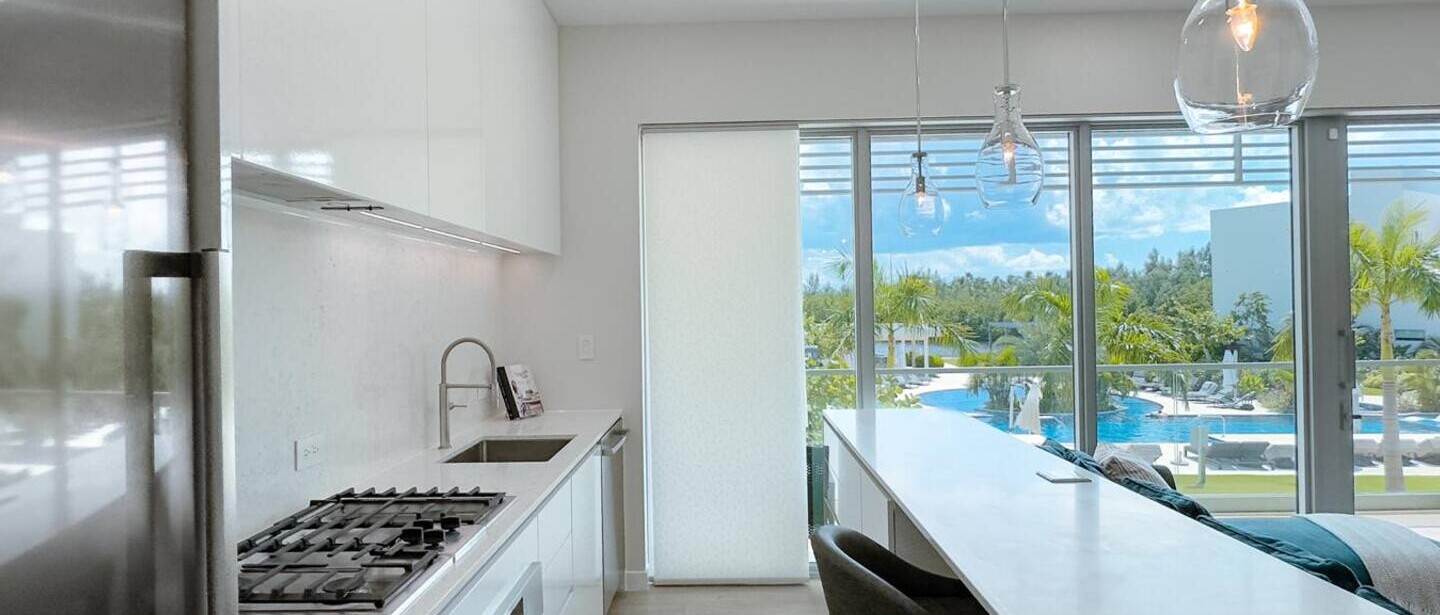 Luxury 2BR Condo | Walk to Seven Mile Beach, Pools — photo 32 of 36