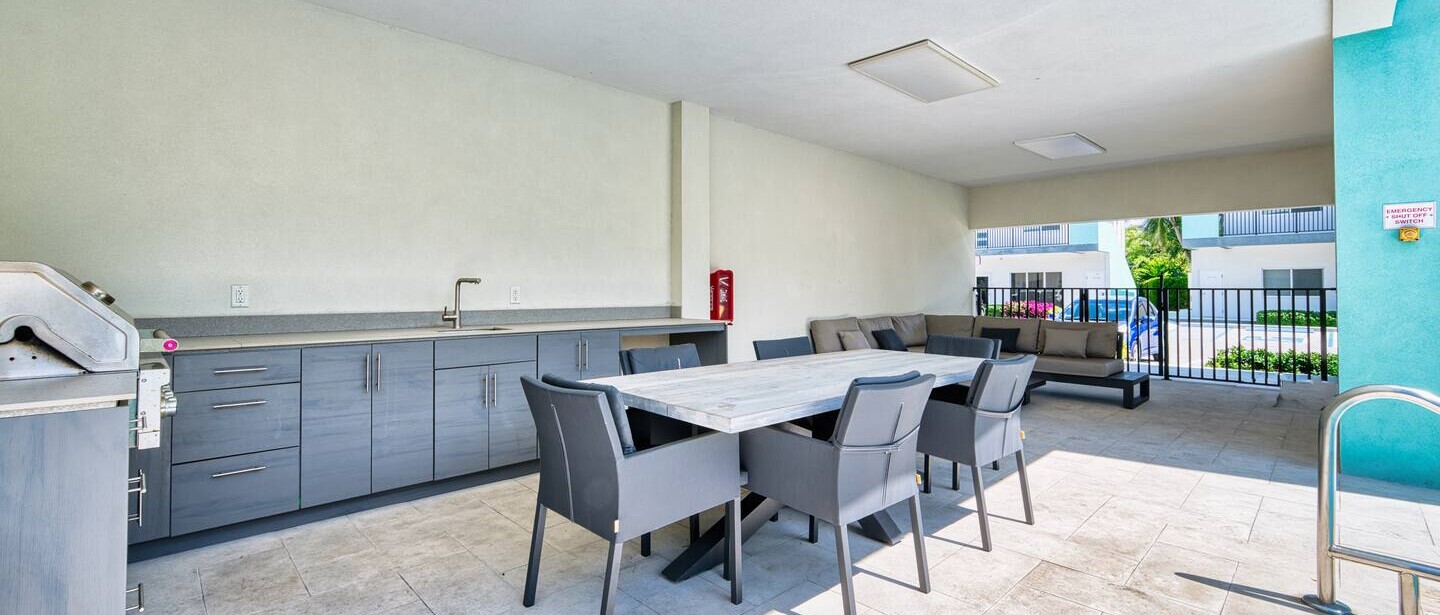 Modern 1 bedroom walking distance to the beach! — photo 18 of 22