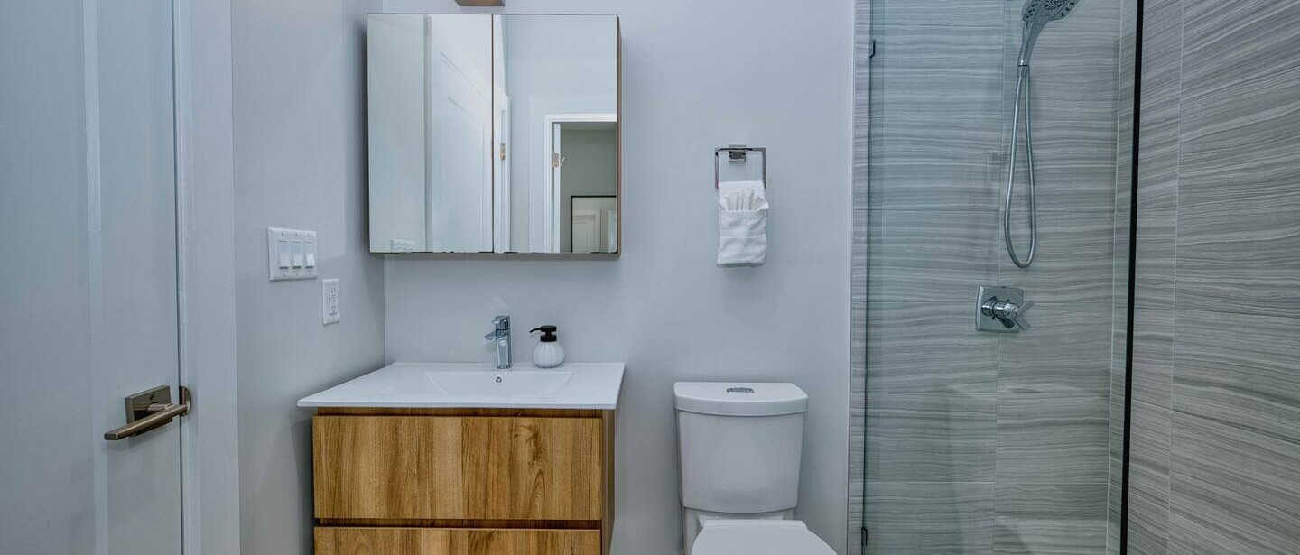 Modern 2 bedroom walking distance to the beach! — photo 23 of 32