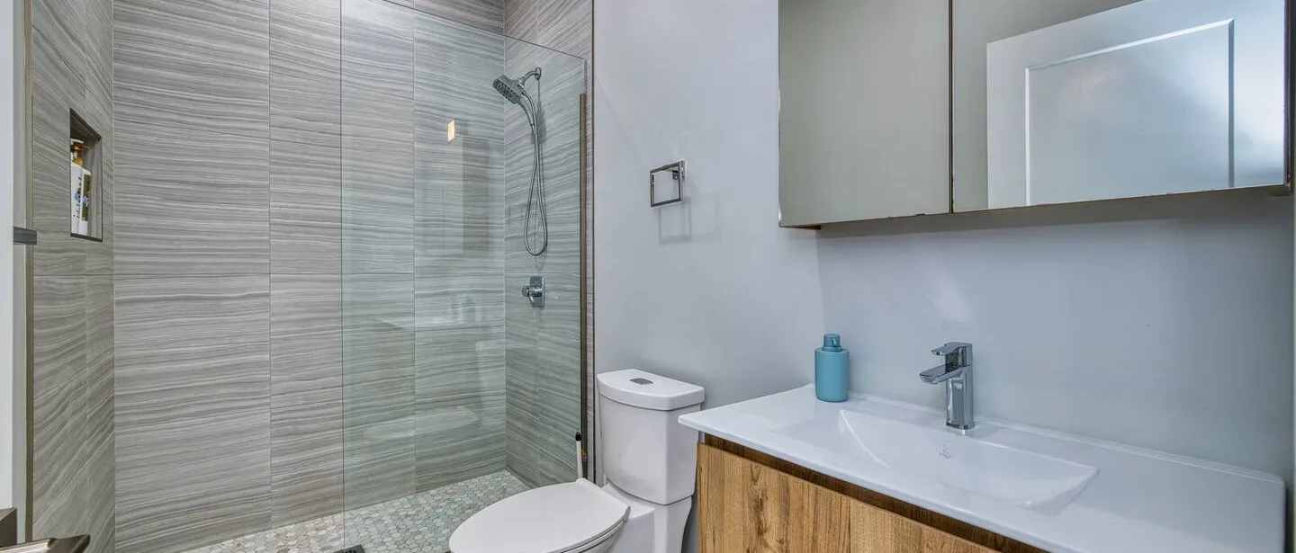 Modern 1 bedroom walking distance to the beach! — photo 5 of 22