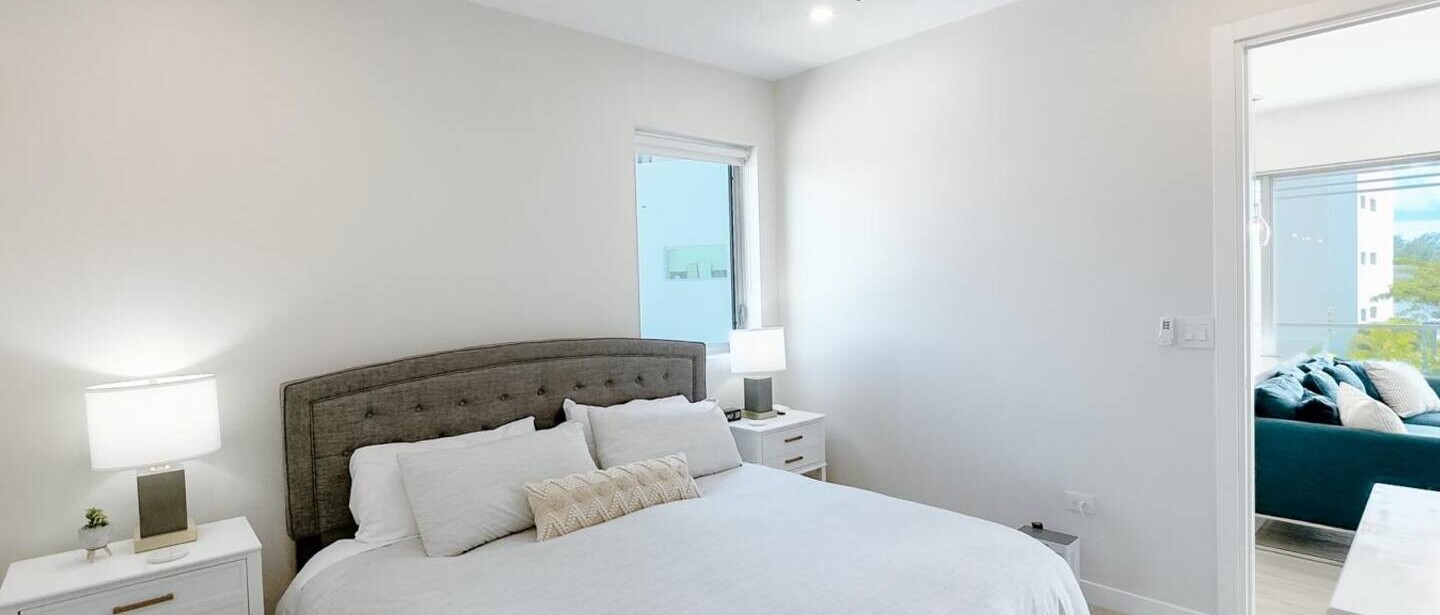 Luxury 2BR Condo | Walk to Seven Mile Beach, Pools — photo 25 of 36