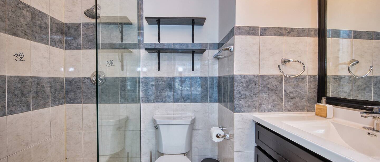 2BR/2BA | Quiet Complex, Walk to Seven Mile Beach — photo 16 of 27