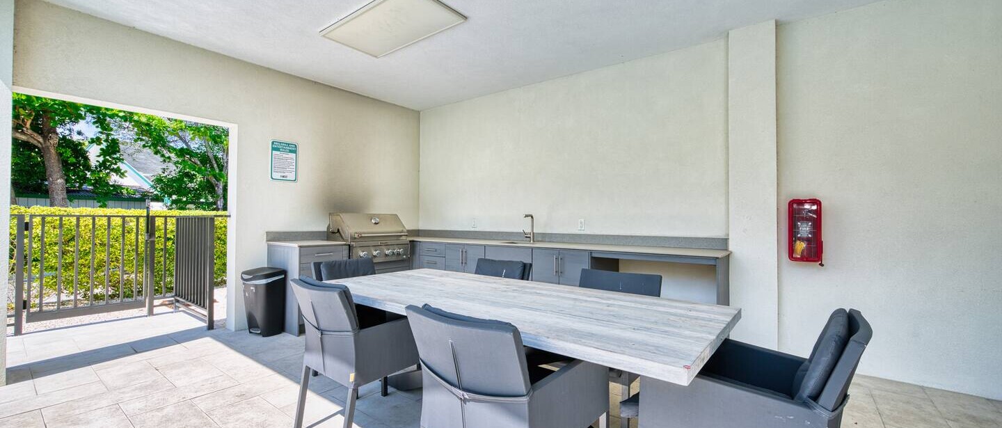 Modern 2 bedroom walking distance to the beach! — photo 28 of 32