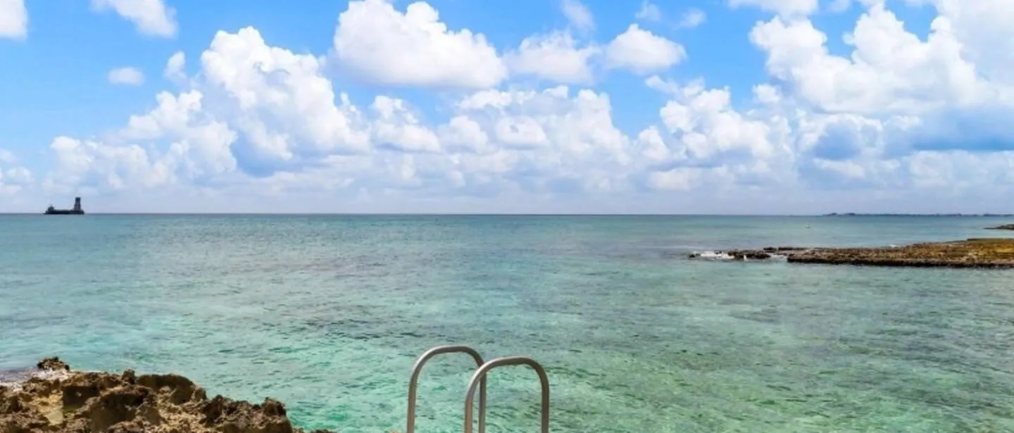 Beachfront 2BR Seven Mile | Beach, Pool & BBQ — photo 12 of 33