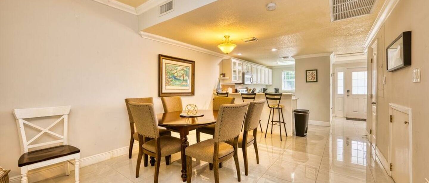 2 Bed Townhouse Quiet Complex 2m to 7Mile — photo 14 of 26