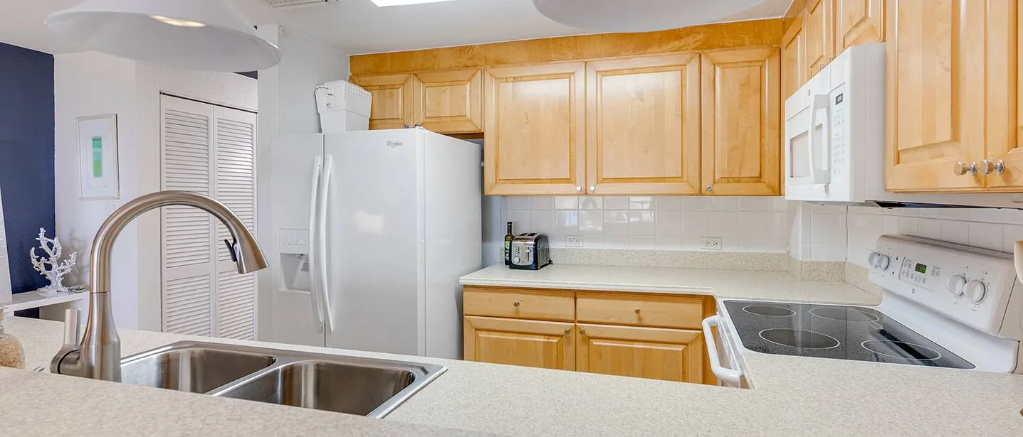 Ocean view 1BR, 1 min to beach, shared pool — photo 8 of 26