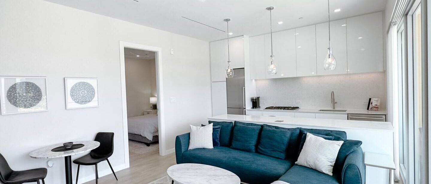 Luxury 2BR Condo | Walk to Seven Mile Beach, Pools — photo 24 of 36