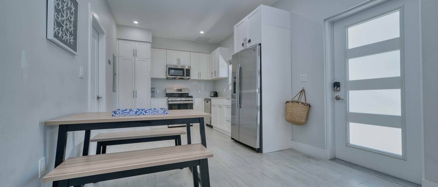 Modern 2 bedroom walking distance to the beach! — photo 19 of 32