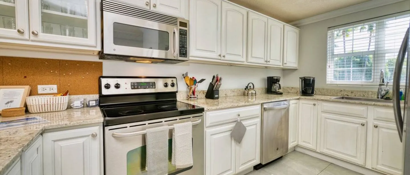 2 Bed Townhouse Quiet Complex 2m to 7Mile — photo 3 of 26