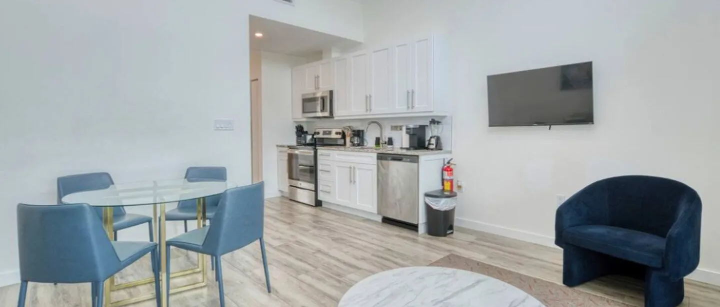 1BD 1.5B Cozy, Central Location, Patio and Pool — photo 12 of 16