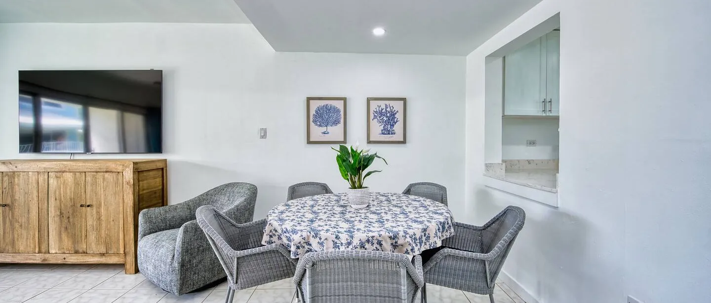 Beachfront 2BR Seven Mile | Beach, Pool & BBQ — photo 5 of 33