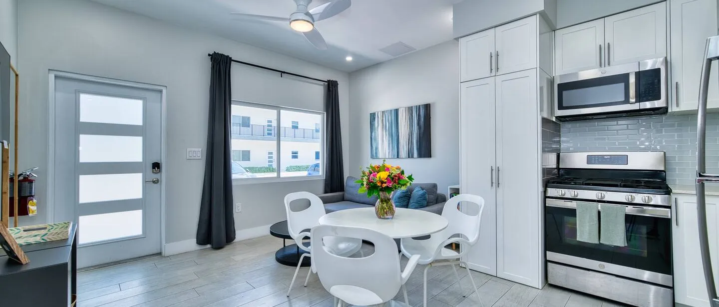 Modern 1 bedroom walking distance to the beach! — photo 4 of 22