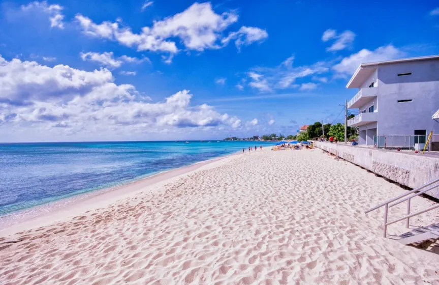 Modern 2 bedroom walking distance to the beach!