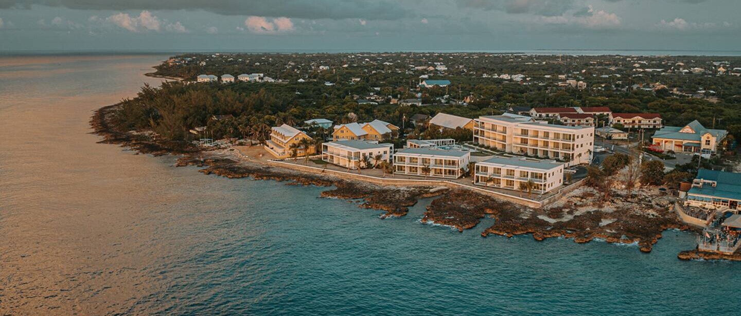 Luxury 3 Bedroom Waterfront Condo in Paradise — photo 52 of 57