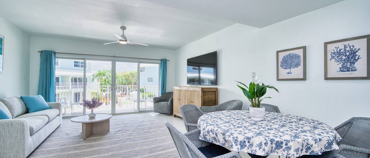 Beachfront 2BR Seven Mile | Beach, Pool & BBQ — photo 31 of 33