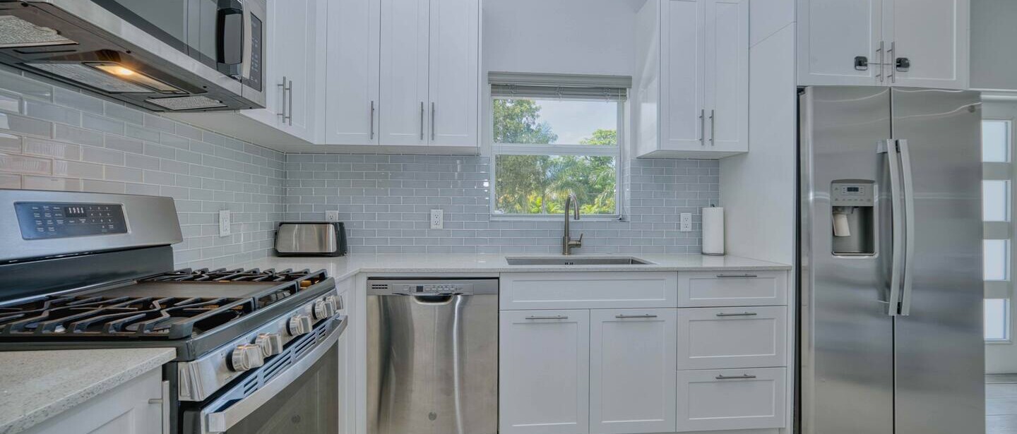 Modern 2 bedroom walking distance to the beach! — photo 20 of 32