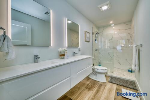 Luxury 3 Bedroom Waterfront Condo in Paradise — photo 30 of 57