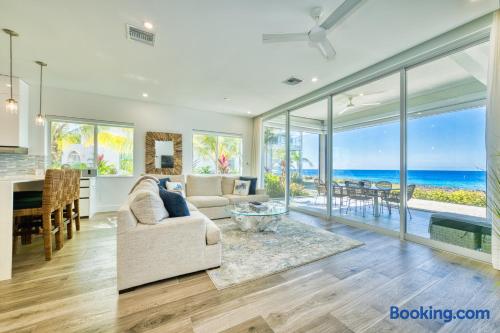 Luxury 3 Bedroom Waterfront Condo in Paradise — photo 41 of 57