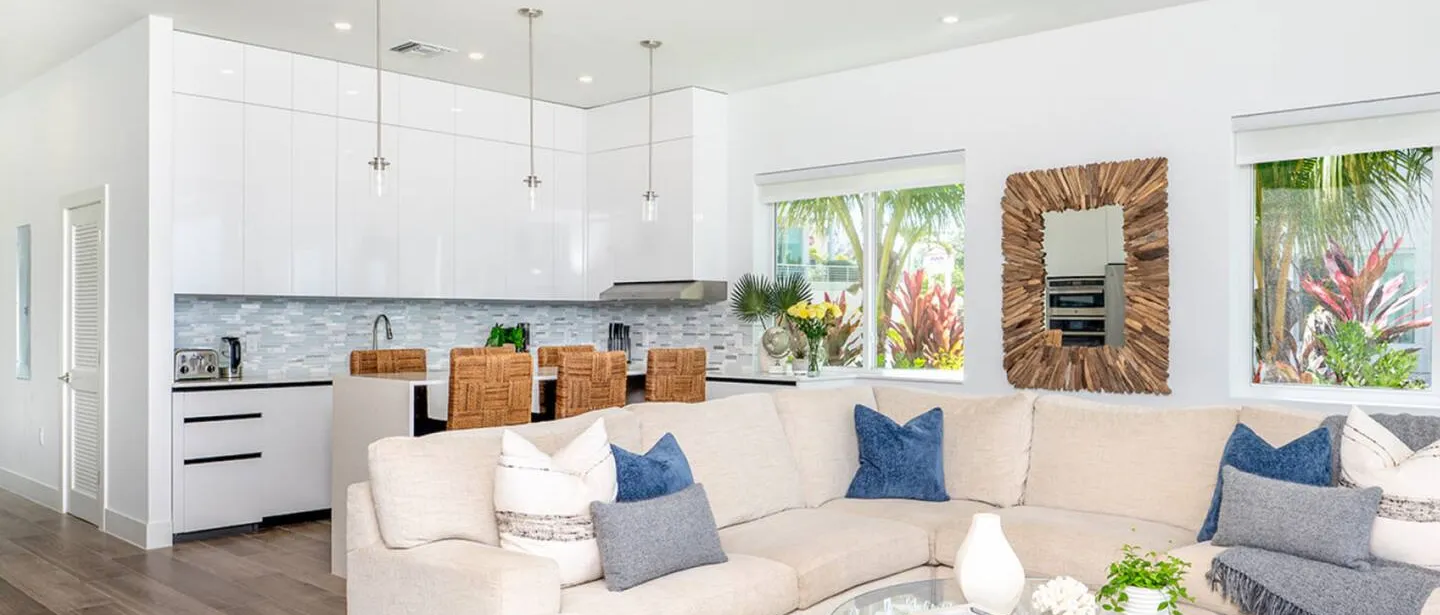 Luxury 3 Bedroom Waterfront Condo in Paradise — photo 12 of 57