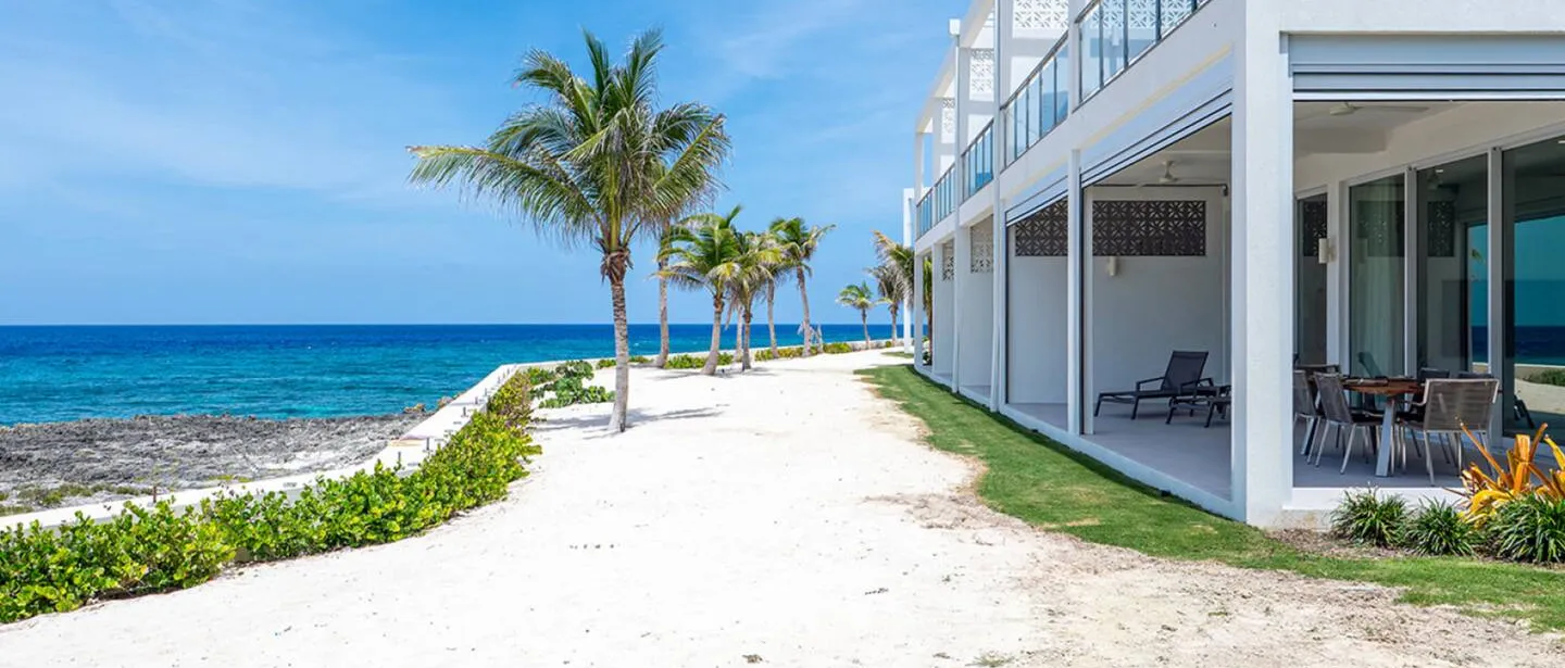 Luxury 3 Bedroom Waterfront Condo in Paradise — photo 11 of 57