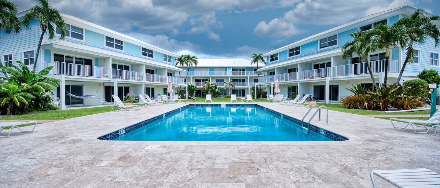 Beachfront 2BR Seven Mile | Beach, Pool & BBQ — photo 23 of 33