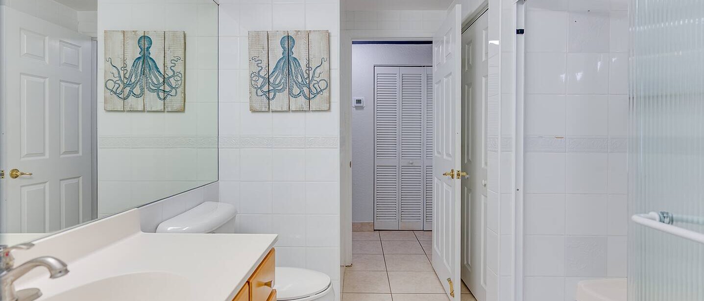Ocean view 1BR, 1 min to beach, shared pool — photo 13 of 26