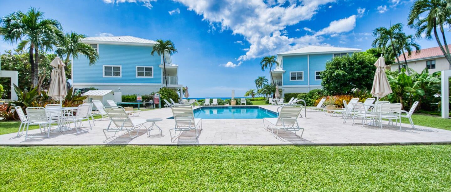 Beachfront 2BR Seven Mile | Beach, Pool & BBQ — photo 21 of 33