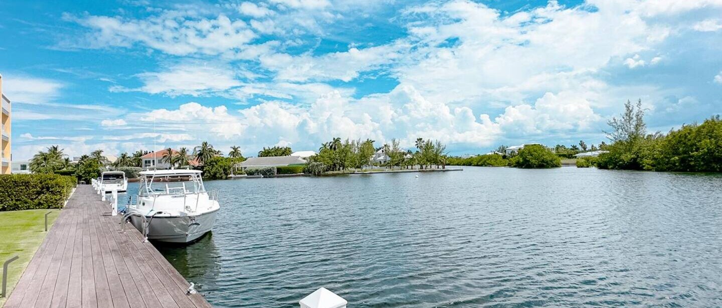 Luxury 2BR Condo | Walk to Seven Mile Beach, Pools — photo 20 of 36