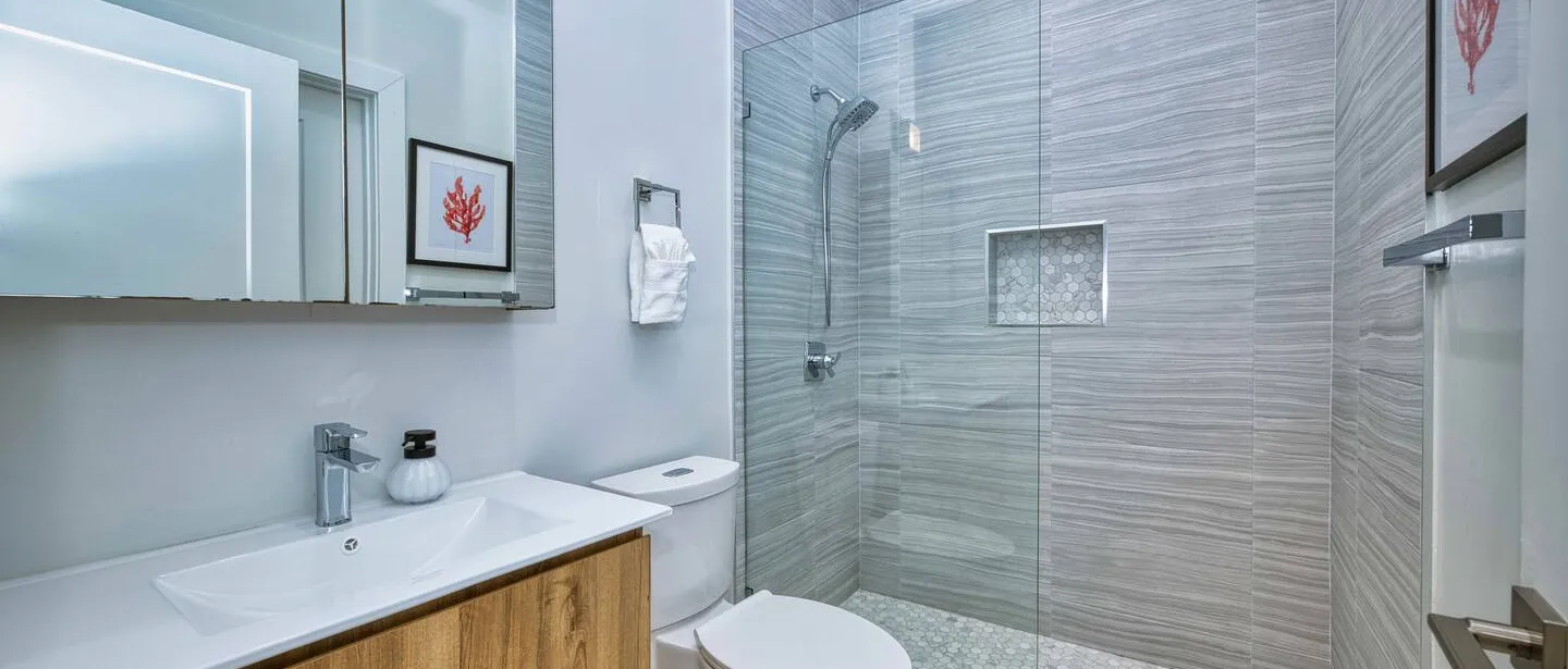 Modern 2 bedroom walking distance to the beach! — photo 5 of 32