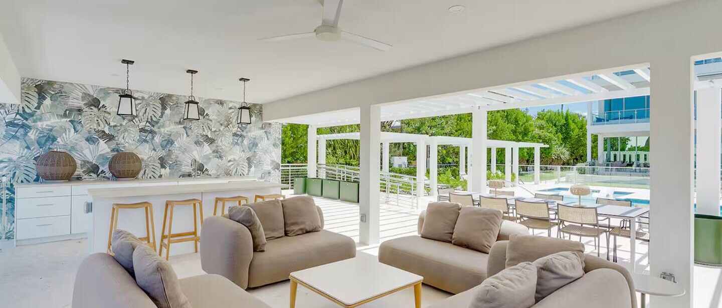 Luxury 3 Bedroom Waterfront Condo in Paradise — photo 18 of 57