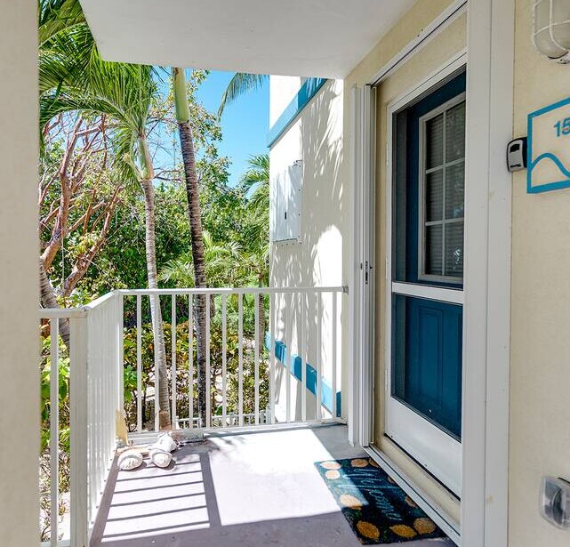 Ocean view 1BR, 1 min to beach, shared pool — photo 17 of 26