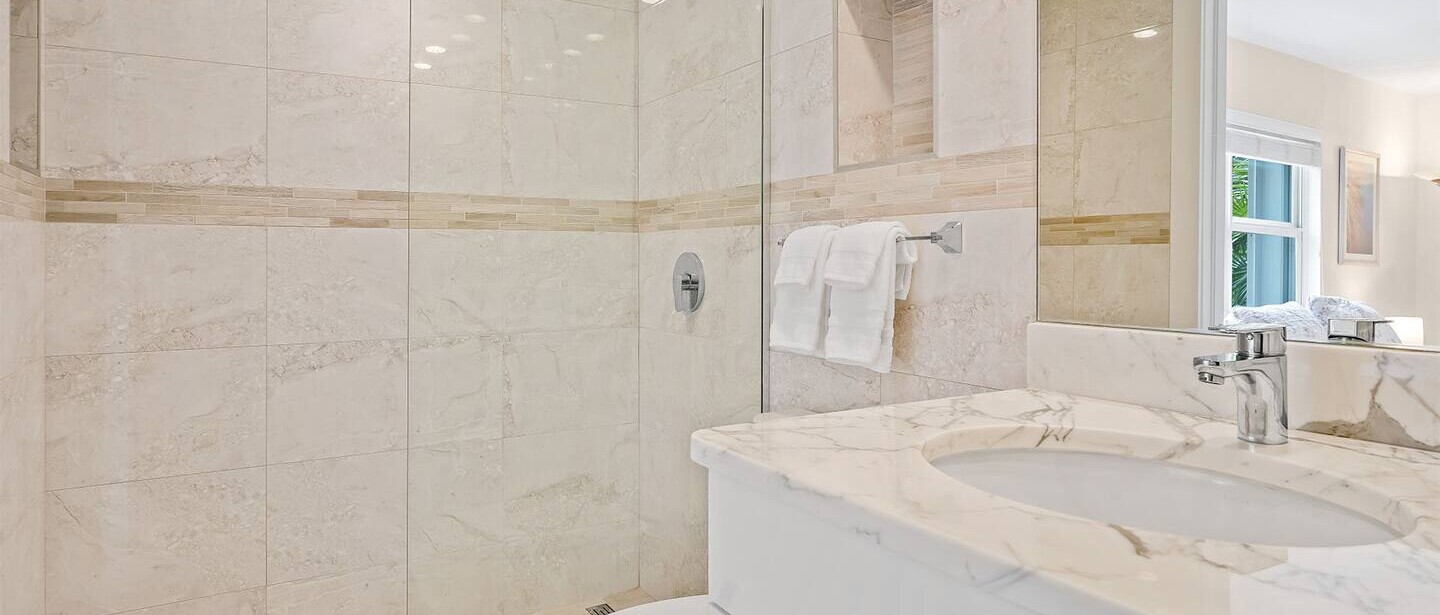 Aqua Bay Premium 7Mile Beach Family Unit — photo 30 of 34
