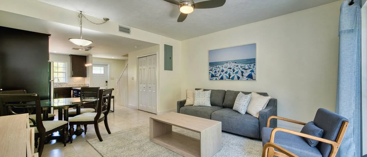 Beautiful Family Town Home, walk to beach, Sleep 6 — photo 3 of 27