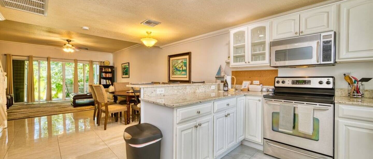 2 Bed Townhouse Quiet Complex 2m to 7Mile — photo 18 of 26