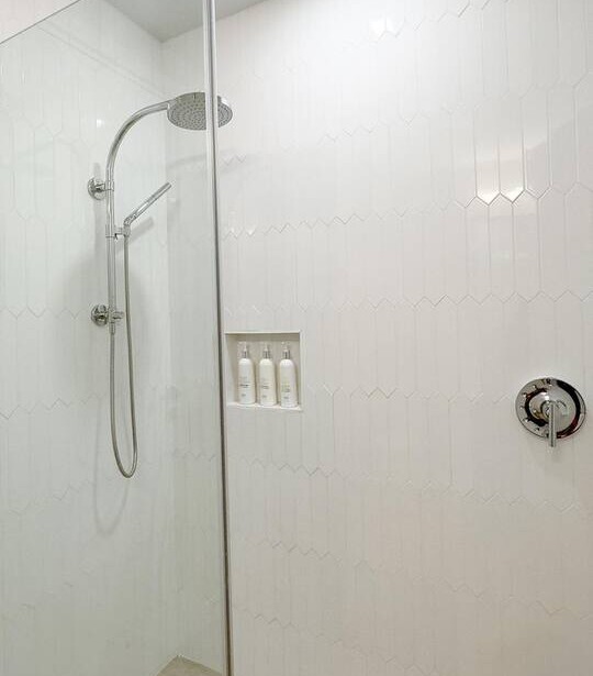 Luxury 2BR Condo | Walk to Seven Mile Beach, Pools — photo 27 of 36