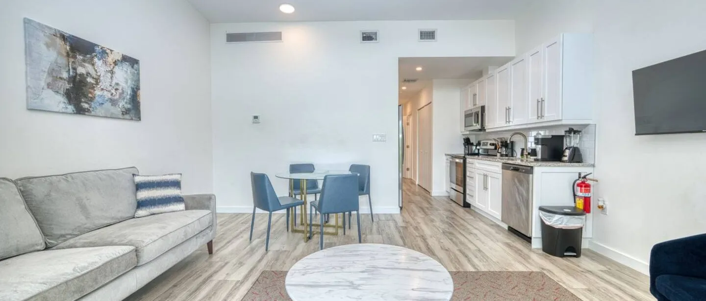 1BD 1.5B Cozy, Central Location, Patio and Pool — photo 2 of 16