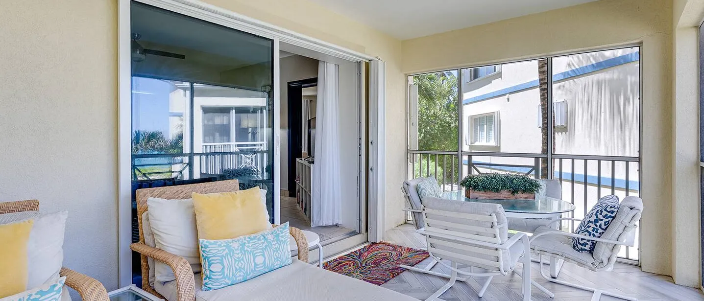 Ocean view 1BR, 1 min to beach, shared pool — photo 5 of 26