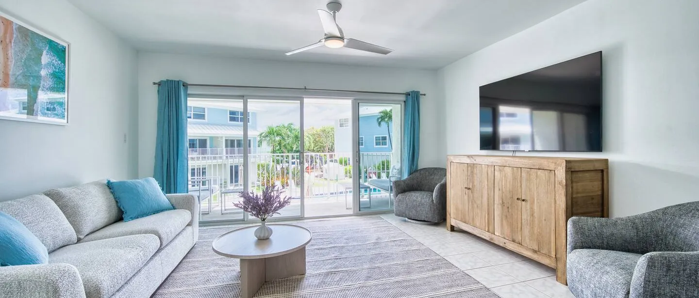 Beachfront 2BR Seven Mile | Beach, Pool & BBQ — photo 2 of 33