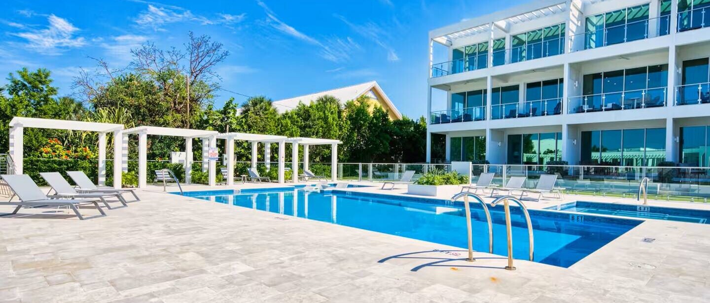 Luxury 3 Bedroom Waterfront Condo in Paradise — photo 56 of 57