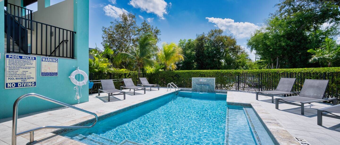 Modern 1 bedroom walking distance to the beach! — photo 14 of 22